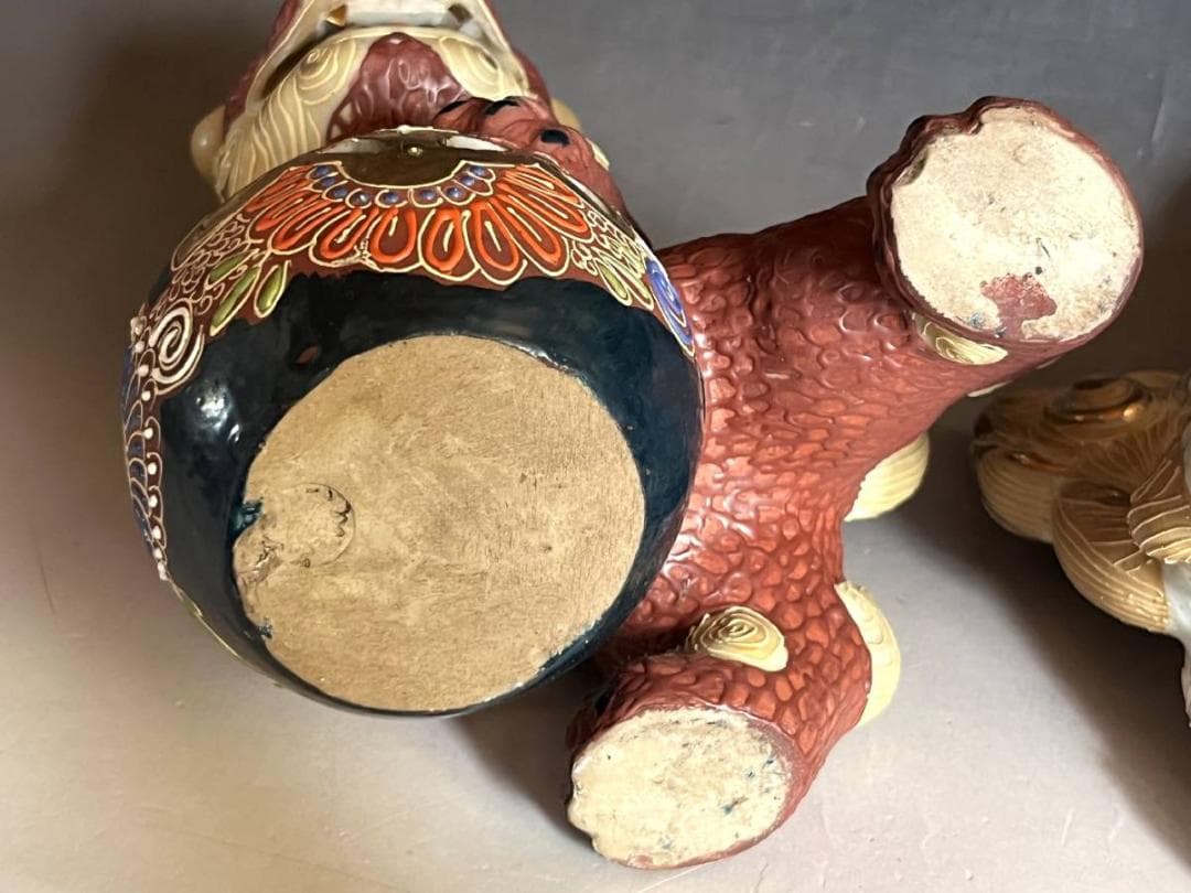 置物■玉乗り獅子 古い九谷焼き 紅白二体 一対 オブジェ 時代物 骨董品■