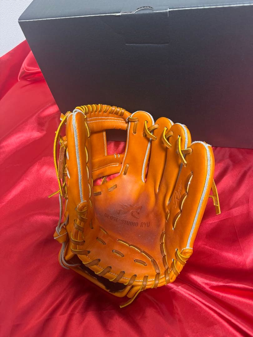RYU硬式グラブ　内野手用　（数量限定モデル）（銀ラメ　ラベル）未使用