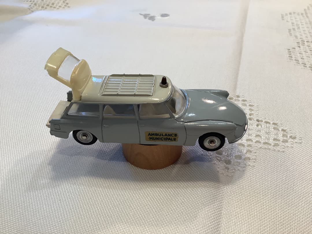 美品　DINKY TOYS シトロエンID 19 AMBULANCEミニカー