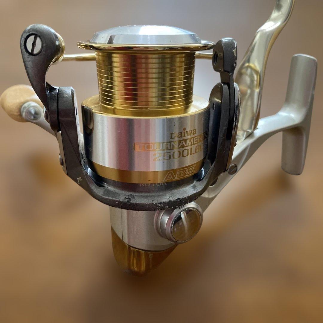 Daiwa Tournament-Ｚ 2500 LBC リール、収納ケース